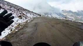 Course à Vélo Sur La Route Isolée Himalayan éloignée Avec Des Montagnes De Bouchons De Neige En Arrière-plan Banque De Vidéos - Vidéo du himalaya, aventure: 227816876