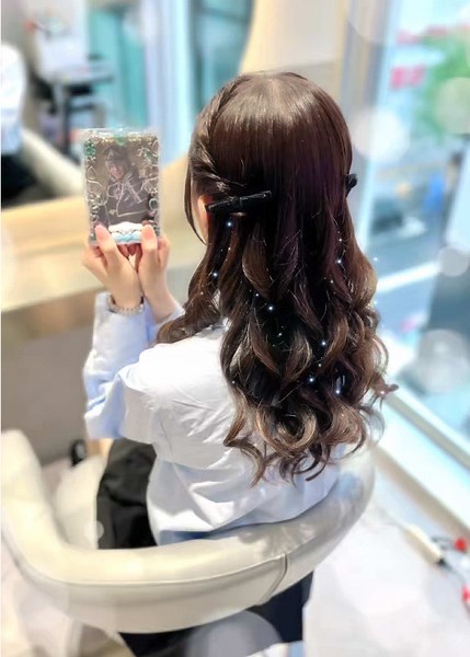 ご予約はInstagram DMから💌💭 @Rino@ヘアメの人 #rinoさんのオタかわヘアメ #ヘアメイク #ヘアメ #ライブ参戦 #巻き髪 #ライブヘアセット #リボンアレンジ #コンサートヘア #巻き髪アレンジ #巻き髪ロング #ヘアセット #モテる人の特徴 #へアアレンジ #量産型 #量産型女子 #刀剣乱舞