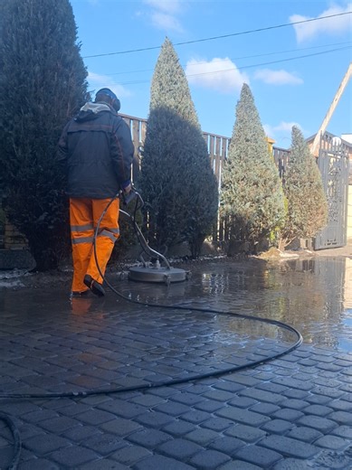 Клінінг: Миття дахів, фасадів та бруківки