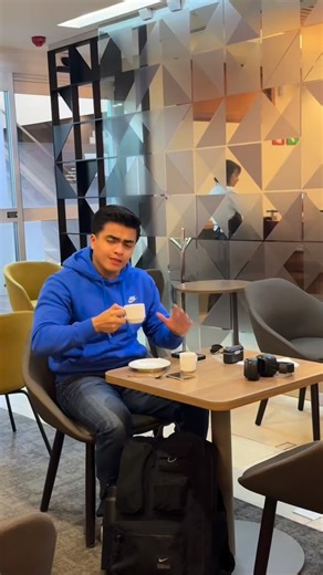 Los celos no son amor, son inseguridad no sanada. La Biblia no romantiza los celos, los confronta. Porque el amor real no vive desde el miedo. 📖 “El amor no es envidioso…” (1 Corintios 13:4) Si tengo que vigilarte, revisarte o desconfiar todo el tiempo, eso no es amar… eso es no confiar ni en mí mismo. 📖 “Donde hay celos, hay desorden.” (Santiago 3:16) Y lo he visto: los celos no cuidan la relación, la contaminan. 📖 “La envidia corroe los huesos.” (Proverbios 14:30) Los celos enferman al que 