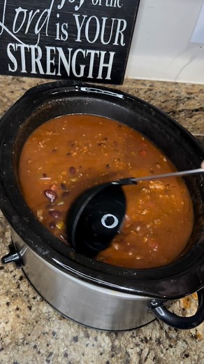 Recipes With Scotty on Instagram: "Crockpot Beef & Sausage Chili Ingredients • 1 lb ground beef • 1 lb Italian sausage • 1 large onion, diced • 1 green bell pepper, diced • 3 cloves garlic, minced • 2 cans (15 oz each) kidney beans, drained and rinsed • 1 can (15 oz) black beans, drained and rinsed • 2 cans (14.5 oz each) diced tomatoes • 1 can (8 oz) tomato sauce • 2 tbsp tomato paste • 1 cup beef broth • Salt, pepper, garlic powder, onion powder, chili powder, and cumin (to taste) • 1 tbsp cor