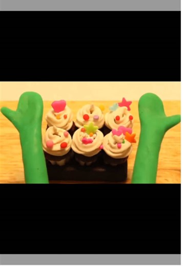 Écoute le coran en le regardant faire des cupcakes🧁 #quran #wmotion #تلاوة_القرآن