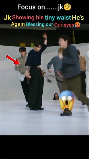 Jungkook showing his tiny waist he's again blessing our eyes 🥵#bts #jungkook🔥💜
