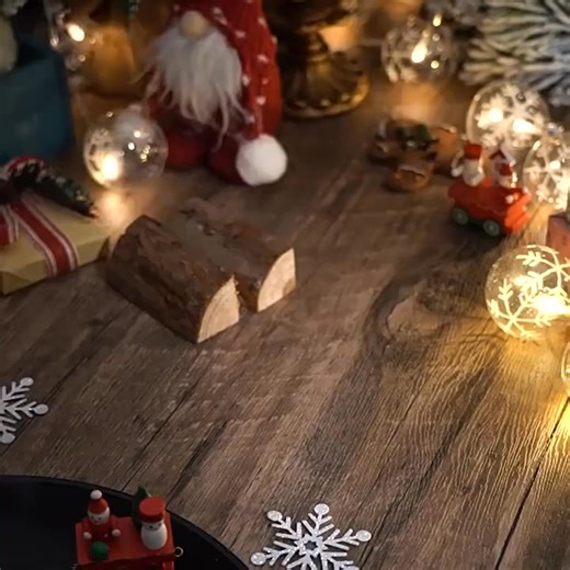 Elevate your gift-giving this Christmas! 🎁 Our stylish triangle gift box set makes wrapping presents quick and beautiful. Their unique shape and festive designs will make your gifts stand out under the tree. Perfect for the busy holiday season! 🎄✨ | Onconform-op