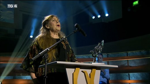 219K views · 5.2K reactions | Oh and let me tell you that I love you That I think about you all the time Dolores Keane, Caledonia #Gradam25 | TG4 | Facebook