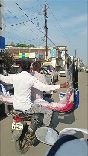 दोपहिया पर ऐसा सामान न रखें, Road पर ज्यादा जगह घेरता है! #roadsafety #safedriving #shorts