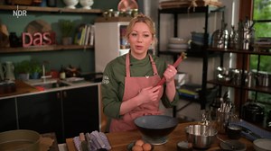 Rhabarberkuchen mit frischen Erdbeeren