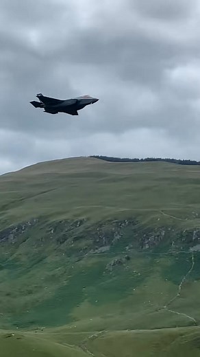 F35 Straight pass at the mach loop #LOWLEVEL #MACHLOOP #F35 #USAF | lfa7themachloop