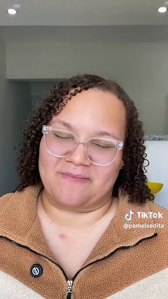 Efectos de sonido y música en CapCut. En este video vas a aprender a poner efectos de sonido, música, grabar voz en Off, agregar audios que ya tengas guardados en TikTok y que esta cuenta esté vinculada con tu cuenta de CapCut, y más… #efectosdesonido #musica #capcut_edit #herramientasdecapcut #capcutdesdecero #pamelaedita #pamelasanchez🙈 #capcut #micrófono