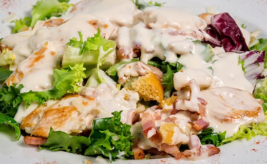 6 receitas de molho caesar perfeitos para suas saladas