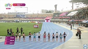 Nguyễn Thị Oanh🇻🇳 tranh tài với các cao thủ châu Á 1500m nữ Cô gái vàng của Việt Nam có thân hình nhỏ bé thi đấu kiên cường. Không chịu để các đối thủ dồn ép xuống vị trí cuối cùng, Oanh phải chạy vòng ra và lách lên để tìm cơ hội cho mình. Cô gái Bắc Giang đã thi đấu sòng phẳng khi vươn lên so kè đối thủ Nhật Bản... Vẫn tuyệt vời lắm Oanh ơi 👏🥰👏 | Vietnam Marathon