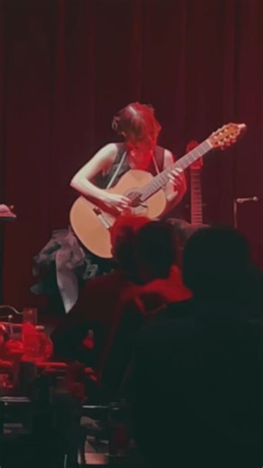 《VIDEO》 #村治佳織 さんとの“エターナル・ファンタジー” at Billboard Live YOKOHAMAのミニムービーが到着🛬 ステージの裏側と演奏の模様を、少しだけお届けします。憧れの村治さんとの共演に、緊張と嬉しさで感無量のひとときでした。 明日はアコースティックツアー東京ファイナル公演📣さらに、10周年を締めくくる新宿 THEATER MILANO-Za でのフィナーレもチケット発売＆先行受付中です。 どうぞお見逃しなく。 »»————NEXT————«« 🍇Rei 10th Anniversary Acoustic Tour 2025 “Mahogany Girl” 1月21日（水）📍東京ヒューリックホール 🍐10th Anniversary Final "Rei at THEATER MILANO-Za" 3月7日（土）- 3月8日（日） 📍THEATER MILANO-Za TICKETS: 🎫 eplus.jp/rei/ | Guita Rei