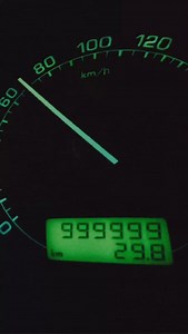 CO SE STANE, KDYŽ OCTAVIA NAJEDE 1 MILION KM?! 🐑 Tento chlapík z Islandu, shodou okolností chovatel ovcí, to dokázal. A to pod kapotou ani neměl legendární 1.9 TDI! Když se tamní farmář Jómundur ozval islandskému prodejci Škody s dotazem, co se na počítadle objeví po najetí 1 milionu kilometrů, mysleli si, že jde o vtip. Jómundur měl auto v rodině od roku 2003, nejprve s ním jezdila jeho žena, později i on. A ano, vozil v něm i ovce! A motor? Překvapivě to není 1.9 TDI, ale dvoulitrový benzin. 