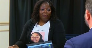 Chicago police handcuff woman in botched raid