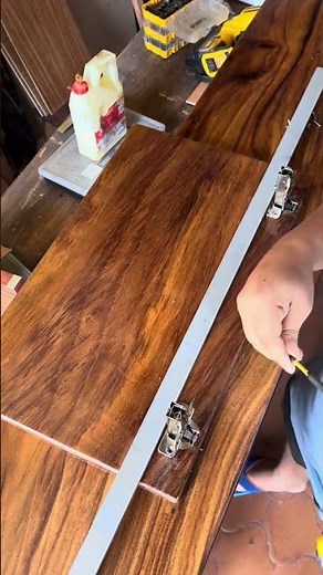 Instalando bisagras bidimensionales de cazoleta en puerta abatible