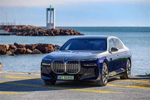 BMW i7 With $12,000 Two-Tone Paint Stars In Extended Photo Gallery
