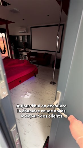 Découverte de la chambre rouge après les clients
