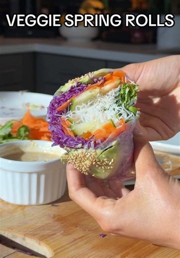So healthy and easy to make 🌱 fresh veggie spring rolls with tahini, sesame sauce #healthyfood #healthymeals #springrolls #vegan #vegantiktok