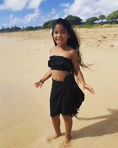 1.2K views · 37 reactions | % CUTE 朗朗朗 #Repost @evanuimanuia • • • • • • Dancing like no one is watching... on the beaches of Hawaii  #oritahiti #tahiti #tahitiandance #dance #babydancer #evanui #miniMoana #Hawaii #Kauai #keiki #keikihula | Tahiti Dance Online | Facebook