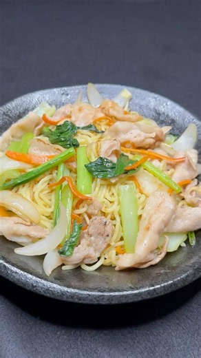 The mixed vegetable and salt-flavored fried noodles are delicious.