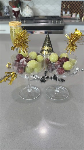 These prosecco grapes are sure to be hit for NYE 🥂🍇🎇 Soak grapes in prosecco for at least 6 hours then coat them in granulated sugar! Enjoy! #newyears #nye #prosecco #easyrecipe #asmr