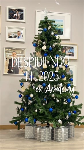 Despedimos el 2025 en Atlantic Air Academy con un árbol lleno de metas, sueños y aspiraciones ✨ Un cierre de año muy especial en el que nuestros alumnos se despiden dejando sus propósitos y objetivos profesionales, listos para despegar hacia el 2026 ✈️ #DeGaliciaAlMundo | Atlantic Air Academy