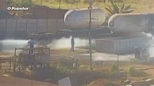 Chemical Hazmat Europa on Instagram: "Explosão de Nuvem de Vapor Não Confinada (UVCE) – Resumo Técnico Na década de 1980, a Shell e a British Gas realizaram experimentos rigorosos com gases inflamáveis (GNL, propano, etileno etc.) para estudar o comportamento de nuvens de vapor não confinadas após a ignição. Os principais resultados foram: Uma nuvem inflamável não confinada não detona, mas sim queima de forma lenta e sem gerar sobrepressões significativas, produzindo o chamado flash fire. * Em c