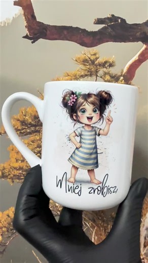 ☕ Kubek dla tych, którzy znają życiową prawdę: 👉 „Mniej zrobisz, mniej sp*olisz” Minimalizm. Dystans. Czarny humor. Ten kubek to idealny kompan porannej kawy – przypomina, że nie wszystko trzeba robić na 200%… czasem warto zwolnić i po prostu napić się kawy #kawa#prawda#praca#humorprzykawie#biuro