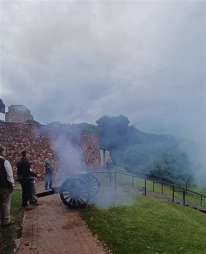 𝗘𝗿𝗳𝗲𝗻𝗶𝘀 𝗶𝗻 𝗔𝗸𝘀𝗶𝗲: 𝗗𝗶𝗲 𝗥𝗲𝗽𝗹𝗶𝗸𝗮 𝘃𝗮𝗻 𝗚𝗿𝗶𝗲𝘁𝗷𝗶𝗲 Vanaand, onder die skadu van die Voortrekkermonument, word die nuwe replika van kanon Grietjie afgevuur – ’n reusesimbool van ’n volk se geloof en erfenis. Die oorspronklike Grietjie, skaars ’n halwe meter lank, het saam met die Voortrekkers deur die binneland getrek. Sy het Sarel Cilliers se gewig gedra toe hy saam met die ander Voortrekkermanskappe die Gelofte op 9 Desember 1838 afgelê het én sy het teen die Zoeloe-o