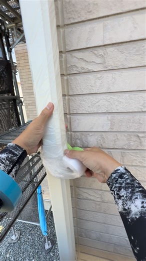 白須建装 on Instagram: "養生が1番好きです🪢 どんな作業が得意ですか？ #SSGroup #白須建装 #兵庫県川西市 #外壁塗装 #屋根塗装 塗装 町のペンキ屋さん リフォーム 住宅 コーキング打ち替え 防水工事 カバー工法 吹き付け塗装 板金 クロス張り替え 左官工事 シュミレーション"