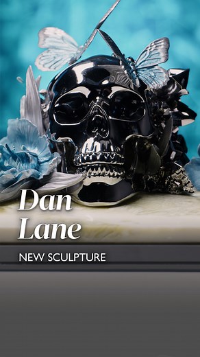 🤩 What if we told you Dan Lane created his 𝙊𝙛 𝙏𝙝𝙞𝙨 𝙀𝙖𝙧𝙩𝙝 sculptures in four chrome colourways? Created by the engineer-turned-artist, Dan Lane masterfully blends the dark and the light. This sculpture shows his signature skulls absorbed by crystals and minerals of the earth, while flowers bloom and butterflies thrive. Alongside these sculptures, he also presents a selection of original, unique and limited-edition artworks that reinterpret cultural icons and challenge perceptions. Dan
