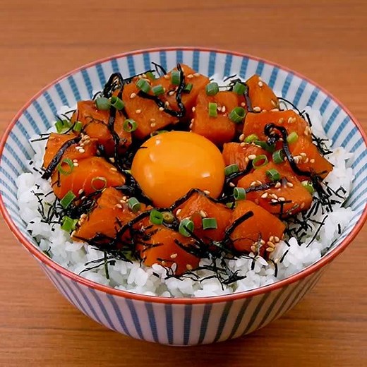 ピリッと辛い！ サーモンの塩昆布ユッケ丼のレシピ動画・作り方 | デリッシュキッチン