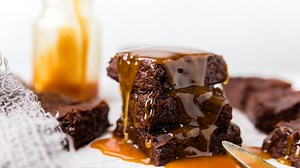 PERFECT. GOOEY. FUDGY. DAIRY FREE. BROWNIES. These dairy free brownies are everything your chocolate cravings have been wanting. Soft with a crispy edge. Melt in your mouth delicious. Ooey gooey AND decadently rich. And then we throw on some homemade dairy free caramel sauce for the absolutely perfect dessert yours dreams are made of. You’re going to want to save these! 😍 These brownies are: -dairy free -egg free -nut free (though if you aren’t nut free, feel free to throw some in) -Vegan! -Com
