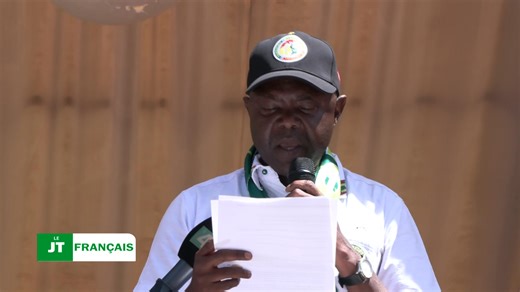 La tournée Dello Njukkel se poursuit à l’intérieur du pays. Après les étapes de Kolda et de Sédhiou, le trophée de la Coupe d’Afrique des Nations a sillonné les rues de Ziguinchor. Il a été présenté aux autorités locales ainsi qu’aux populations de la région. Des moments de joie et de fraternité ont été intensément vécus au rythme des musiques de Allez Casa. Une occasion pour la Fédération sénégalaise de football de solliciter des prières afin que la Coupe du monde 2026 vienne au Sénégal. | RTS 