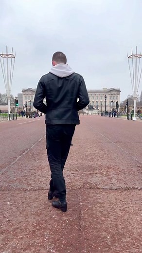 715K views · 19K reactions | Dancing to ‘Queen’ on the Queen’s driveway  @_cairde Cairde : Buckingham Palace #irishdance | Dancefloor | Facebook
