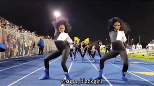 Walking confidently into the new week like... 💃🏿💃🏿💃🏿💃🏿💃🏿🔥🔥🔥🔥🔥❤❤❤❤❤ #ItsTheMovesHairAndCoachForMe 🎥@traciyoungbyron | Viola Davis