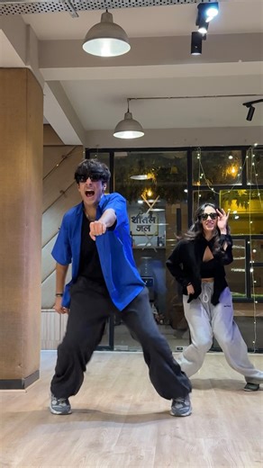 Ryan on Instagram: "arre kaunsa chashma👀🕶️ Choreography: @upasanamadan @dharmiksamani 🎵: Kala Chashma @badboyshah @nehakakkar . 👕: @offduty.india . [kala chashma, choreo, reel, dance, bollywood, class, studio]"
