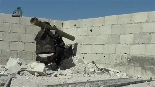 Esad rejimine ait T 72 tankı RPG 29 ile vuruluyor ve mühimmatının patlaması sonucunda infilak ediyor.