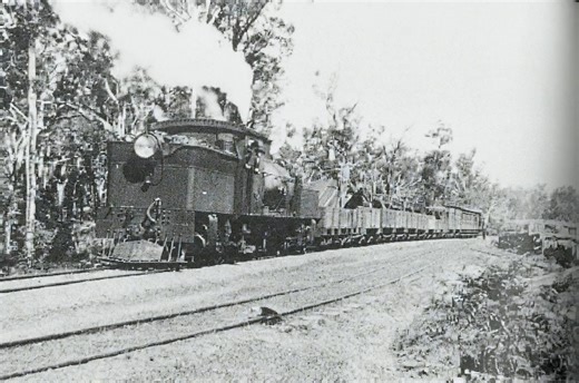 Step back in time to 1934! ⏪📷 Here’s the mighty M-class Garratt locomotive powering through the Dwarda Line. The train is near a small mill township and is a mixed passenger and goods train. 🚂 The Garratts were very powerful engines and well-suited to the sharp curves and heavy gradients of the Hotham Valley Line. 🛤️ 📚 Image from Murray and Mandurah by Ronald Richards 📸 Courtesy: Westrail, brought to life by AI 🪄 | Shire of Murray