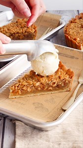 Virkelig lækker hasselnøddetærte med æble og marcipan. Perfekt sammen med en kugle is eller creme fraiche rørt med vanilje 😍😋 Opskrift i kommentarfeltet. | One Kitchen - A Thousand Ideas