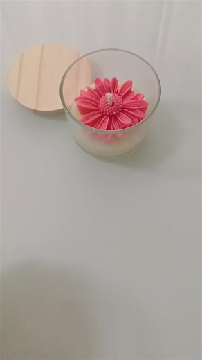🌸Cada flor é colocada à mão, com calma e intenção. Aqui, nenhuma vela é igual à outra ✨️ Compre a sua pelo Site ou WhatsApp. #velas #velasaromaticas #velasartesanales #velasdecorativas
