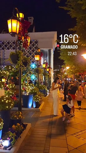 9.5K views · 3.4K reactions | Natal Luz em Gramado ❤️ por todos os lados, pra magia, famílias reunidas e muita segurança 珞 hoje, dia 14 de novembro, são 22h43 agora e tem muita gente na rua ainda aproveitando as luzes de Natal ✨️ | Gramado Connect | Facebook