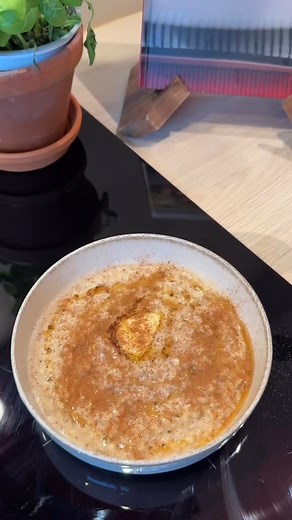 Havregrøt til frokost? Du trenger: 1 dl havregrøt 2 dl vaniljemelk Dryss salt 1 ts kanel 1 ts kardemomme Gi et oppkok. Topping: Smør Sukrin sirup Kanel #havregrynsgröt #havregrøt #havregryn #frokost #breakfastinspo #breakfast #grøt #oat #oatmeal #oatsforbreakfast #oatsrecipe #healtyfoods #healtybreakfast #sunnmat #sunnfrokost #varmfrokost #kanel #vanilje #vaniljemelk | Amalie Olsen