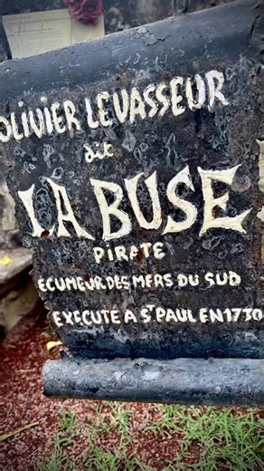 La Buse : histoire, mythe et puissance dans la culture créole Olivier Levasseur, dit La Buse, est l’un des pirates les plus redoutés de l’océan Indien. Pendé à Saint-Paul en 1730, il reste célèbre pour le pillage du galion portugais Nossa Senhora do Cabo, un butin colossal dont on cherche encore la trace. Avant de mourir, il aurait lancé à la foule : « Mon trésor à qui saura le prendre ! » en jetant un mystérieux cryptogramme devenu l’un des grands secrets de la piraterie. Avec le temps, La Buse