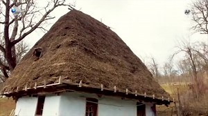 7.9K views · 123 reactions | O casa din Salaj poarta istoria ultimilor 200 de ani! Dar nu e singurul motiv pentru care a devenit atractie turistica. Oamenii vin sa o vada si pentru ca e ceea ce s-ar numi un muzeu locuit. Casa o adaposteste si acum pe locatara, o batrana de aproape 100 de ani! Cum se impleteste istoria oamenilor cu cea a caselor in care traiesc, vedeti in aceasta dupa- amiaza, de la 14:30, la Kanal D! #astairomania #kanaldromania | Kanal D Romania | Facebook
