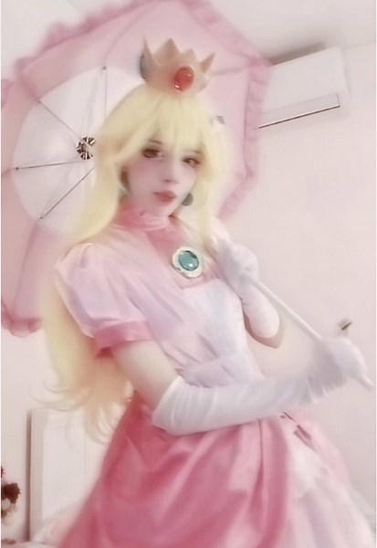 Stunning Princess Peach Cosplay Inspired by Mario Games