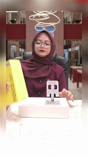 Spesifikasi Utama POCO C71: Layar: IPS LCD 6.88 inci, Resolusi HD  (1640x720), Refresh Rate 120Hz, Kecerahan 450 nit, Rasio layar ke bodi 90%, Sertifikasi TÜV Rheinland (Low Blue Light, Flicker Free, Circadian Friendly). Chipset: Unisoc T7250 (12nm), Octa-core (2x A75 @1.8GHz   6x A55 @1.6GHz). Memori: RAM 4GB (LPDDR4X)   bisa ekspansi hingga 8GB, Penyimpanan Internal 128GB (eMMC 5.1), Mendukung kartu microSD. Kamera Belakang: Utama 32MP (f/2.0), dengan lensa pendukung. Kamera Depan: 8MP (Resolu