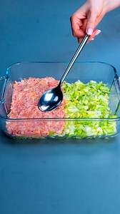 800K views · 9.5K reactions | Ce-am facut din varza si tocatura e nebunie curata! Ingrediente varză: 1 buc sare: 10 g carne tocată: 500 g morcov: 1 buc ceapă: 1 buc piper negru: 1 g sare: 5 g smântână: 40 g roșii: 2 buc smântână: 20 g praf de usturoi: 3 g boia de ardei dulce: 3 g sare: 3 g piper negru: 1 g Suplimentar maioneză: 150 g ketchup: 50 g muștar: 30 g sos chilli: 10 g sos de soia: 30 ml | Cookrate - Romania | Facebook