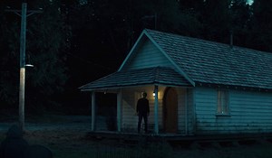 Vous avez tremblé devant « The Haunting of Hill House » ? Alors vous frissonnerez devant « Sermons de minuit », la nouvelle série de Mike Flanagan, le 24 septembre sur Netflix. Et pour vous mettre dans l'ambiance, voici une bande-annonce bien angoissante | Vanity Fair France