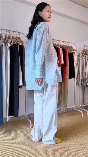 榮倉奈々さんが手がけるブランド「newnow（ニューナウ）」 2026春夏コレクションから、榮倉さんおすすめの3LOOKをお届け❤️ LOOK1：大人カジュアル 人気のペインターパンツを着用。カジュアルなアイテムながら、きれいめ要素もあり大人のこなれ感を演出！ LOOK2：涼しげセットアップ 光沢感が上品なアイテム。トップスは背中が開いたデザインで、髪をアップにして着こなしてもかわいい✨同素材のシャツもあるので、日焼けや冷房対策にも◎ボトムはスカートとパンツどちらもラインナップ。 LOOK3：大人かわいいワンピース ボリュームのあるボトムに、タイトなタンクトップをドッキングしたワンピース。軽やかで華やかな動きが魅力。シャツと合わせてちょっとモードな着こなしにも挑戦してみて！ newnowの2026春夏コレクションは、オンラインにて受注会を開催中！ 11/15日〜16は東京・南青山でポップアップも開催❤️ ぜひチェックしてみて✅ ◆newnow 2026春夏 POP UP STORE 期間：2025年 11月15日（土）〜11月16日 （日） 時間：11:00〜19:00 ※最終⼊場18